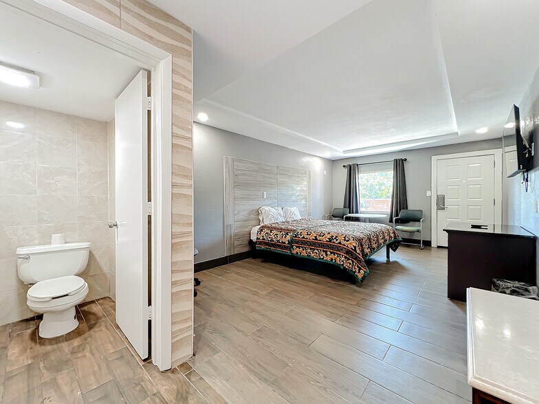 More Photos Of 307 E Vine St, Kissimmee Hotel For Sale