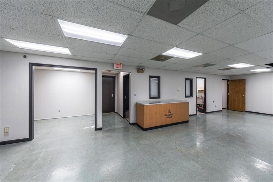 More Photos Of 2327 N Belt Hwy, Saint Joseph General Retail For Lease