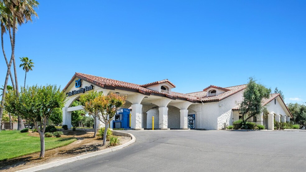 Primary Photo Of 7088 N 1st St, Fresno Bank For Lease