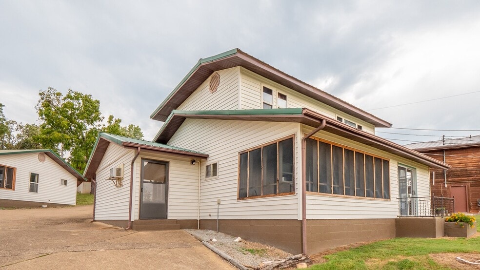 More Photos Of 509 LB Cook Memorial Dr, Theodosia Hotel For Sale