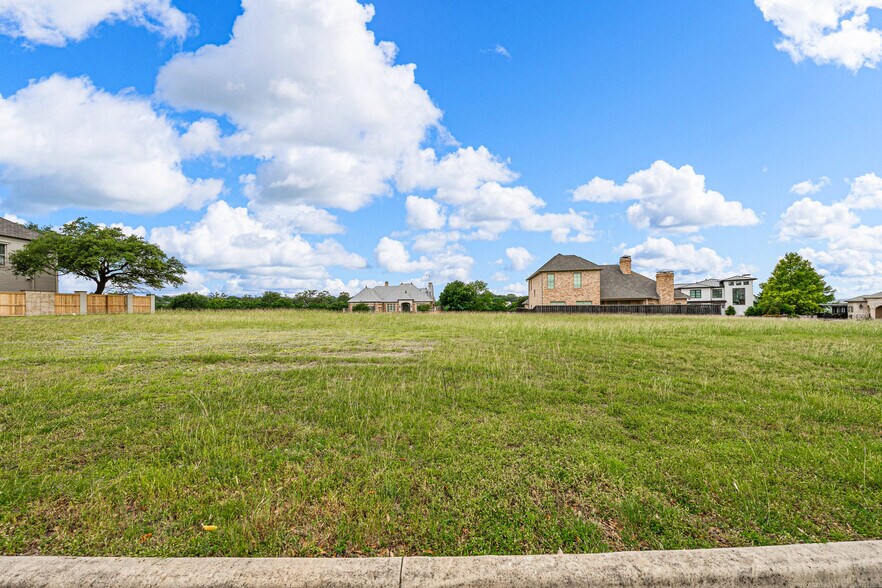 More Photos Of The Enclave, Waco Land For Sale