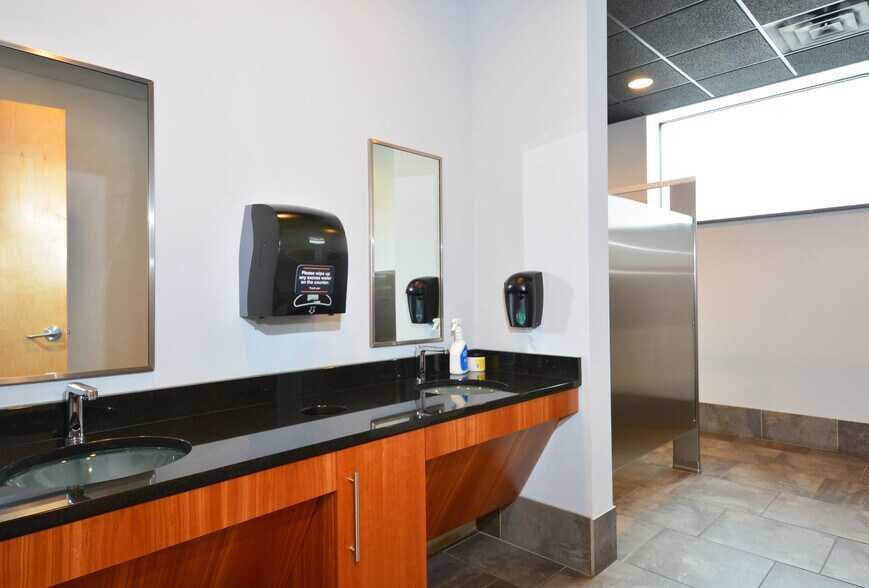 More Photos Of 1001 Washington Ave S, Minneapolis General Retail For Sale