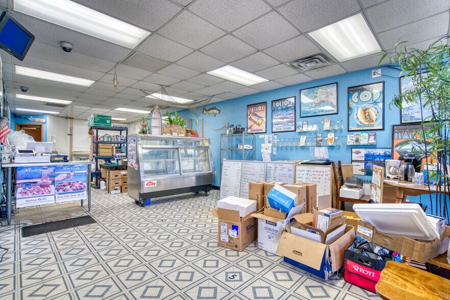 More Photos Of 900 Coffman St, Longmont General Retail For Lease