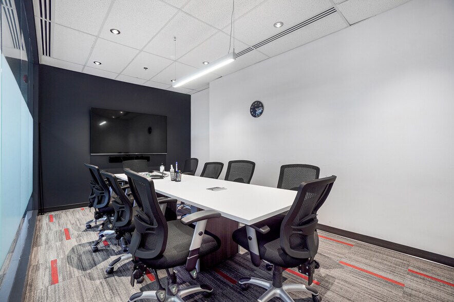 More Photos Of 7405 Rte Transcanadienne, Montréal Office For Lease