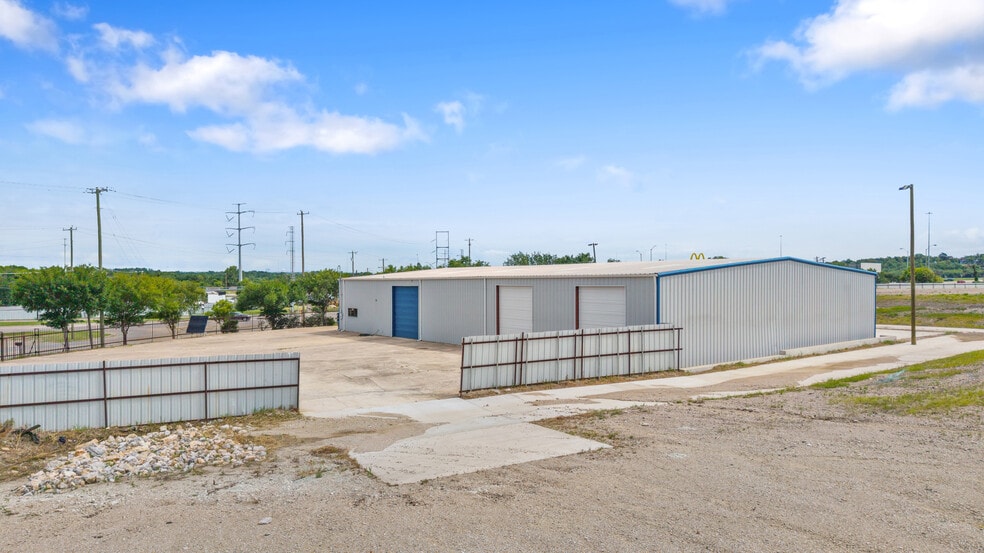 More Photos Of 5956 W Jefferson Blvd, Dallas Distribution For Lease