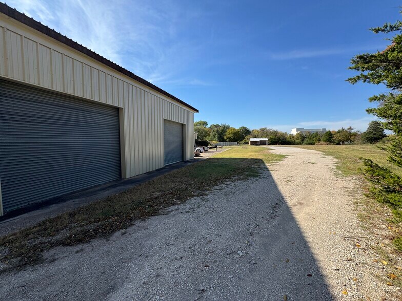 More Photos Of 400 E Jackson St, Broken Arrow Warehouse For Lease