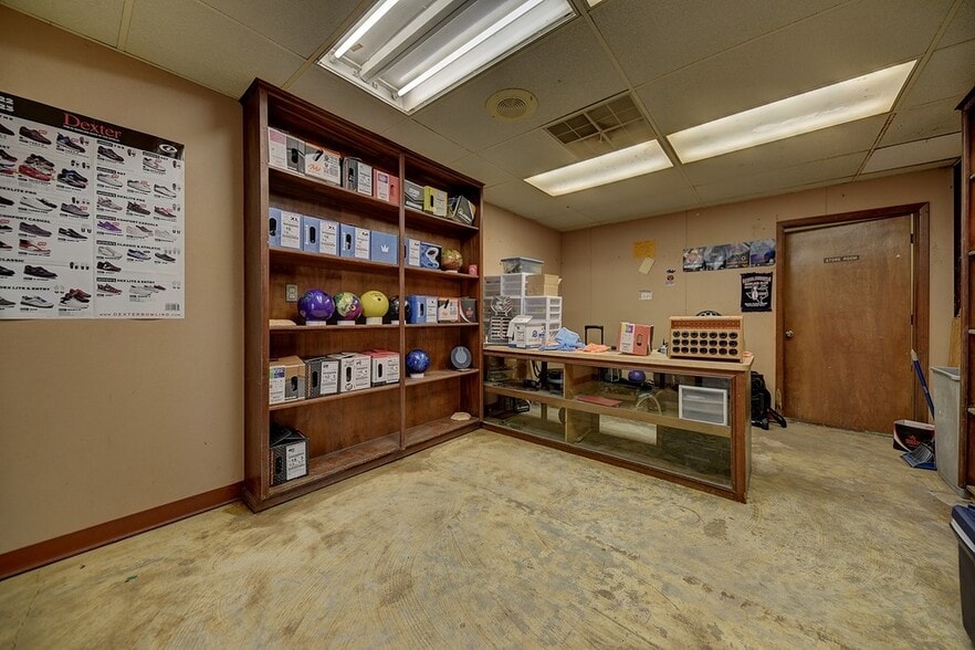 More Photos Of 233 College St, Schulenburg Sports And Entertainment For Sale