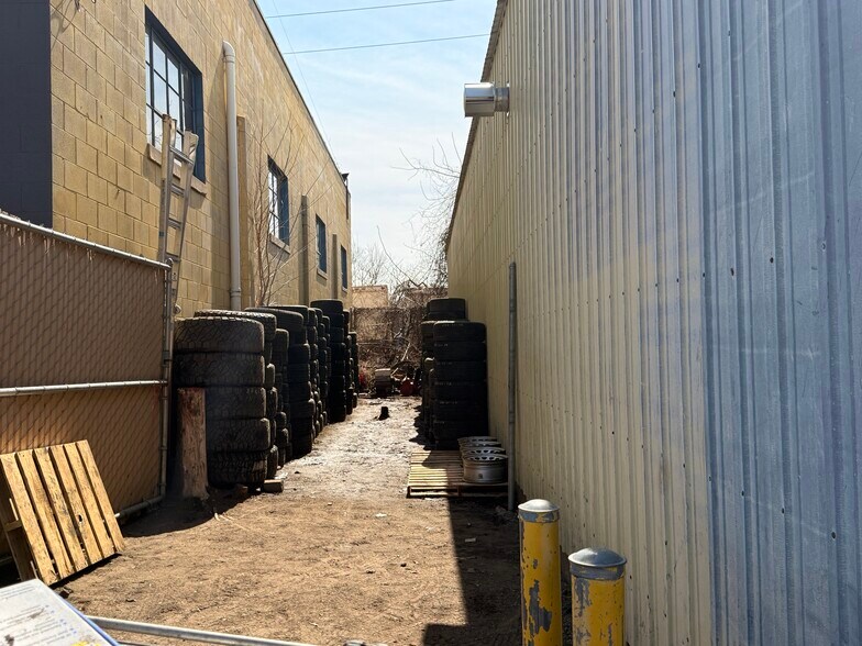 More Photos Of 14 Acker St W, Saint Paul Auto Repair For Lease