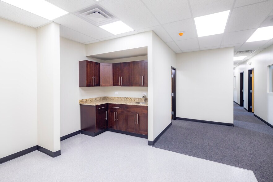 More Photos Of 1084 Industrial Dr, Bensenville Warehouse For Lease