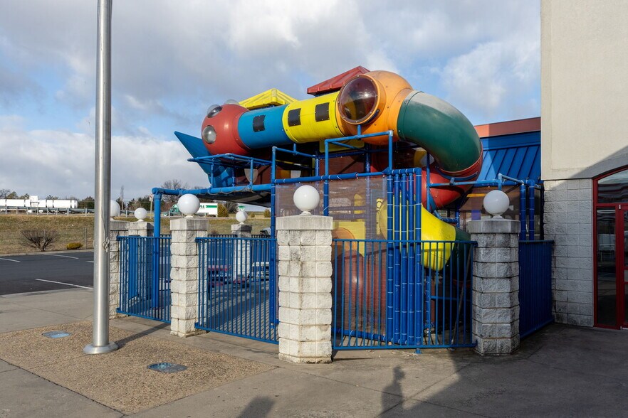 More Photos Of 10937 N Valley Pike, Broadway Restaurant For Lease