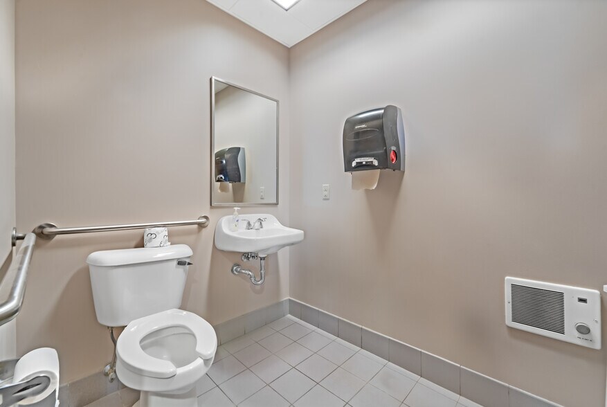 More Photos Of 245 N Peters Ave, Fond Du Lac General Retail For Sale