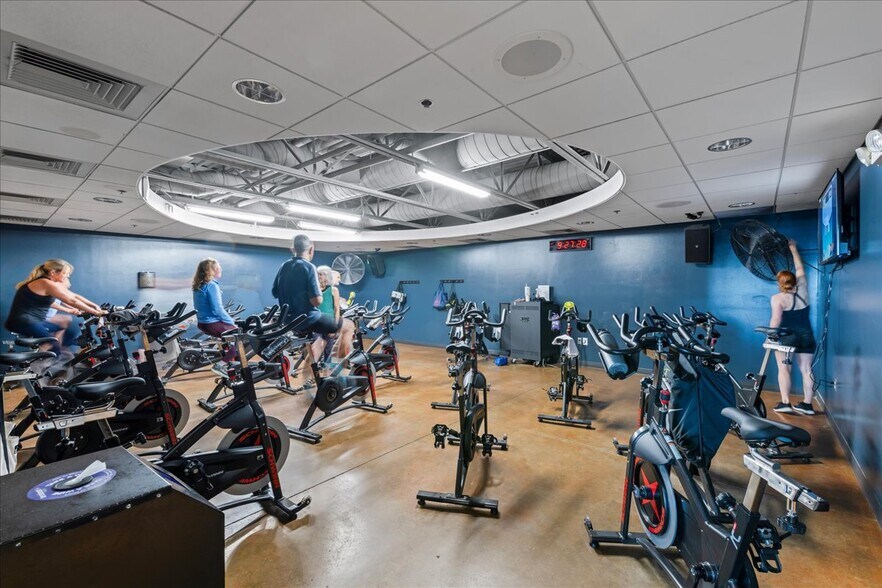 More Photos Of 801 E Parkcenter Blvd, Boise Health Club For Sale