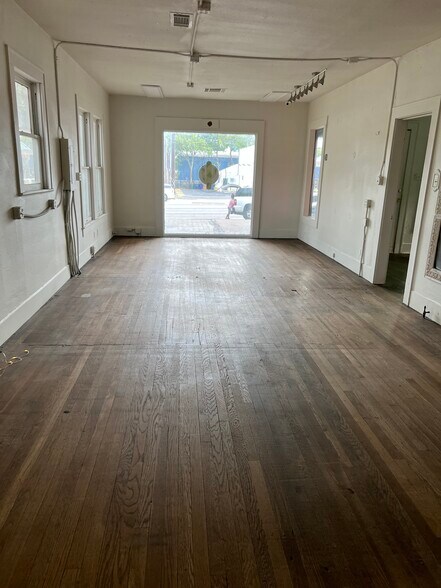 More Photos Of 2058 S Lamar Blvd, Austin Freestanding For Lease