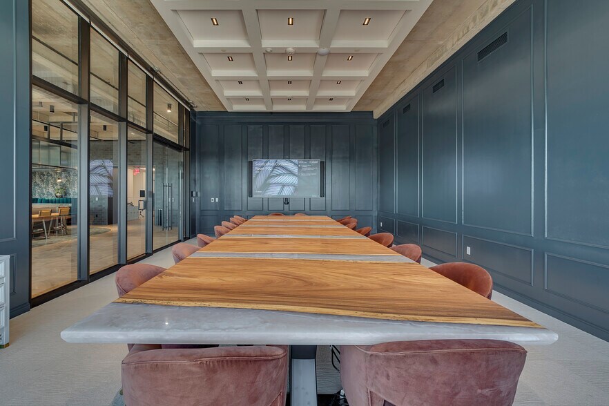 More Photos Of 1333 Oak Lawn Ave, Dallas Office For Lease