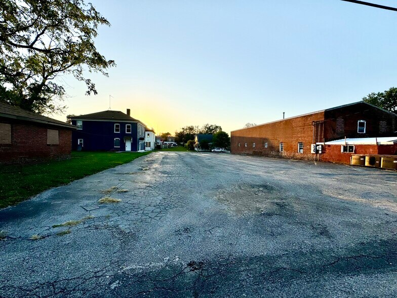 More Photos Of 302 N High St, Belleville Freestanding For Sale