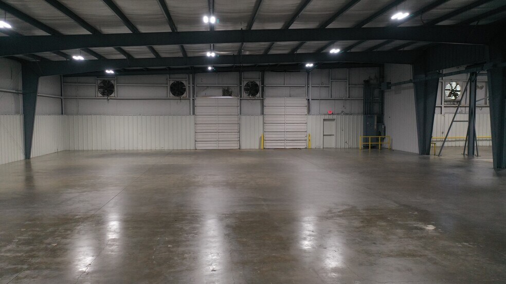 More Photos Of 600 S Loop 485, Gladewater Manufacturing For Lease