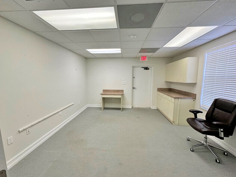 More Photos Of 15750 New Hampshire Ct, Fort Myers Medical For Lease