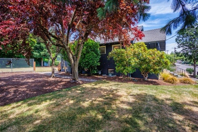 More Photos Of 2105 SE Ochoco St, Portland Office For Sale
