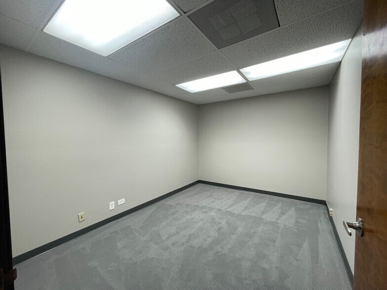 More Photos Of 17111 Beach Blvd, Huntington Beach Office For Lease