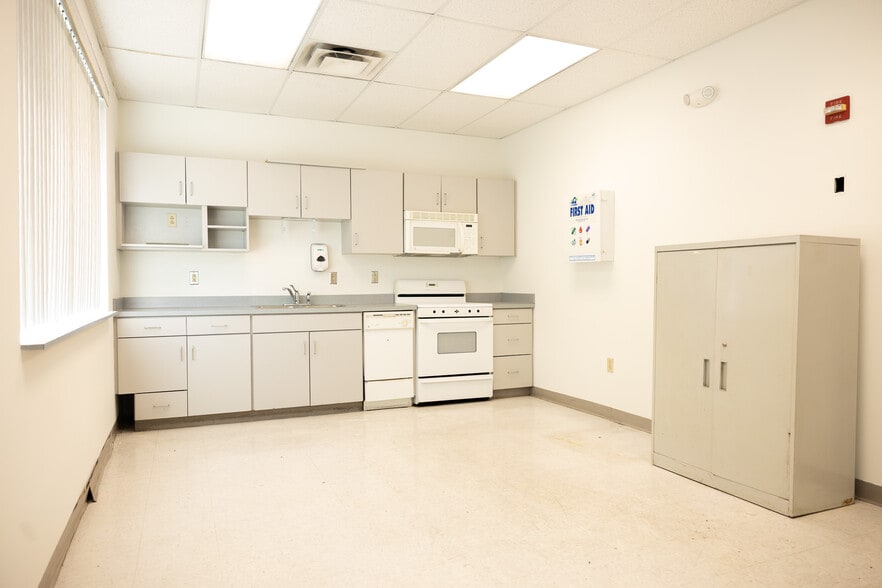 More Photos Of 21600 Drake Rd, Strongsville Warehouse For Lease