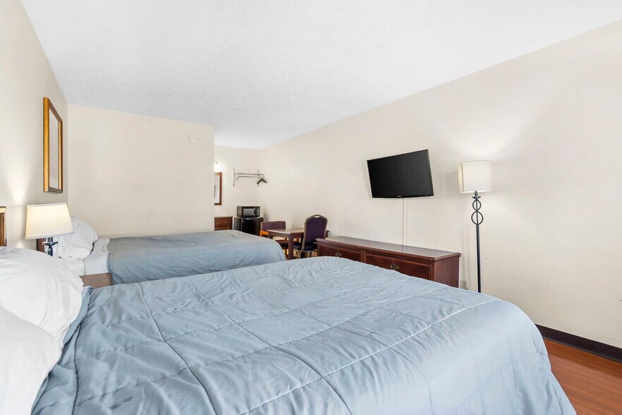 More Photos Of 1325 W Highway 76, Branson Hotel For Sale