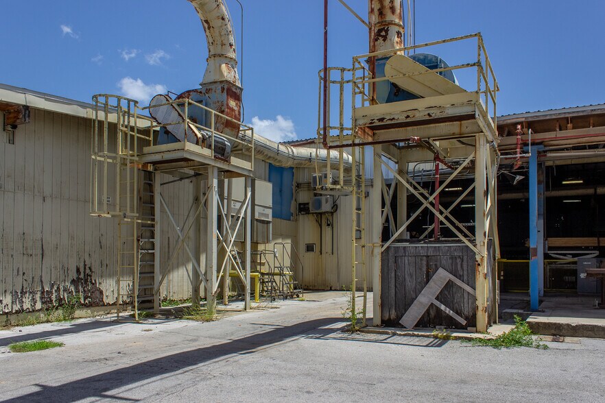 More Photos Of 310 Cypress Rd, Ocala Manufacturing For Sale