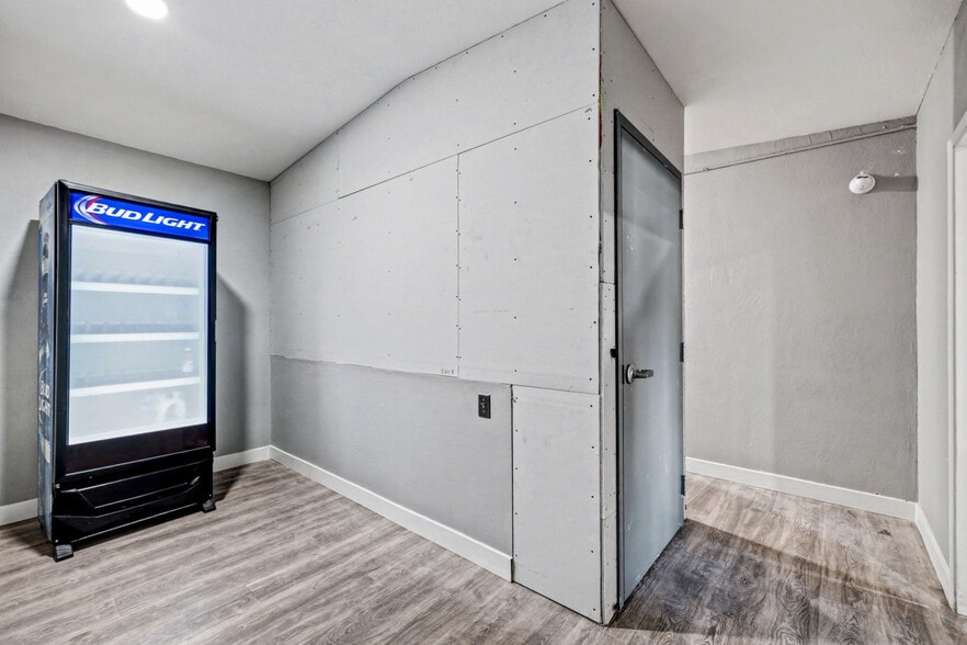 More Photos Of 3635 Polaris Ave, Las Vegas Industrial For Lease