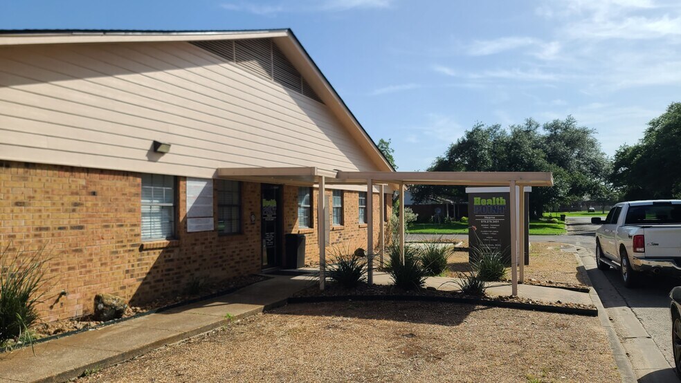 More Photos Of 709 Barton St, Hearne Medical For Sale