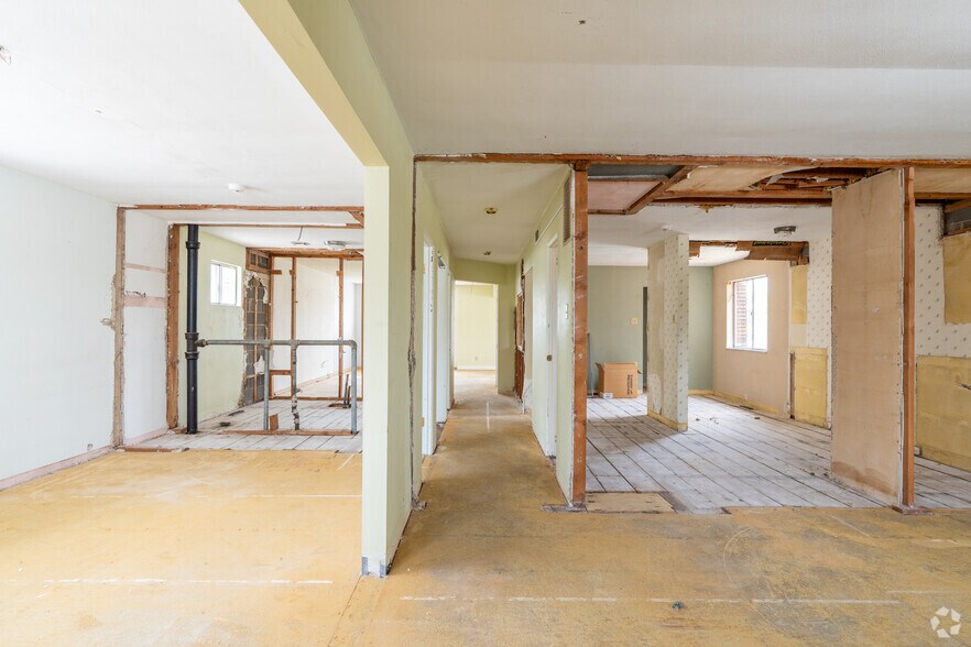 More Photos Of 111 W Lincoln St, Belleville Office For Sale