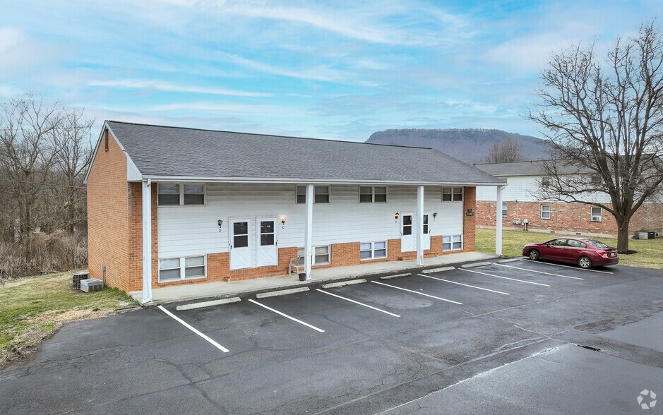 Primary Photo Of 60 Birchwood Ln, Cloverdale Apartments For Sale