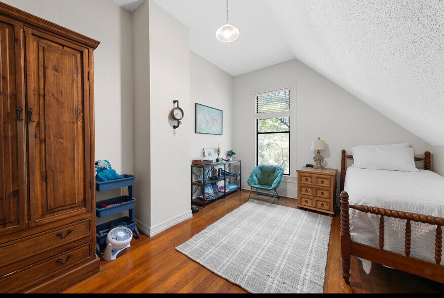 More Photos Of 301 Avenue I, Valley Mills Specialty For Sale