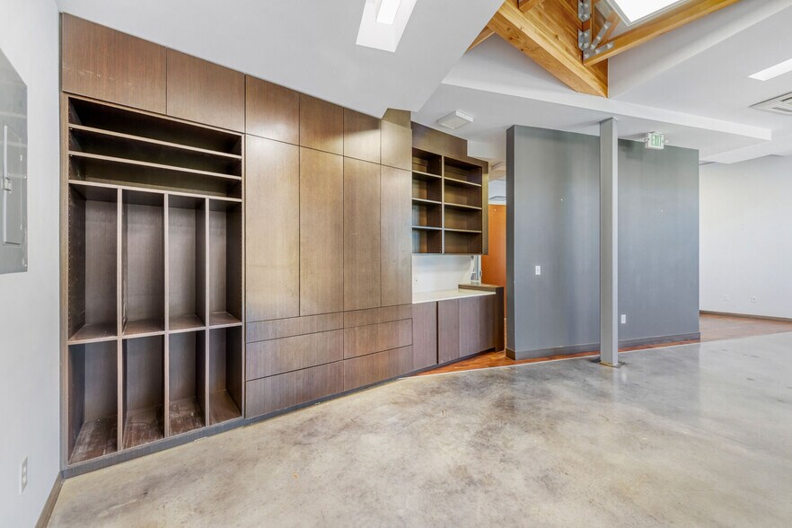 More Photos Of 4910 W Highway 290, Austin Office For Lease