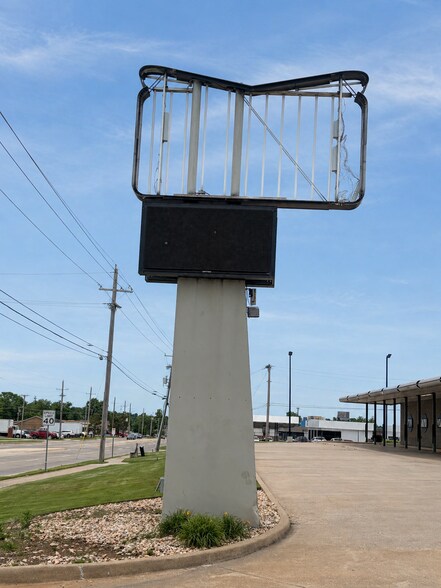 More Photos Of 1919 S Memorial Dr, Tulsa Fast Food For Lease