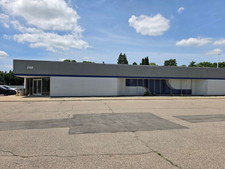 More Photos Of 2188 S Center Rd, Burton Freestanding For Sale