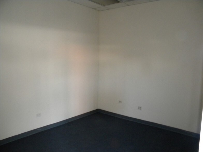 More Photos Of 1940-1952 N Elston Ave, Chicago Freestanding For Lease