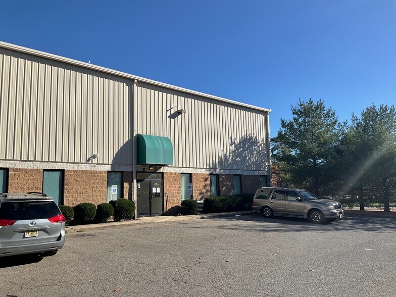 More Photos Of 1 Havenwood Ct, Lakewood Warehouse For Lease
