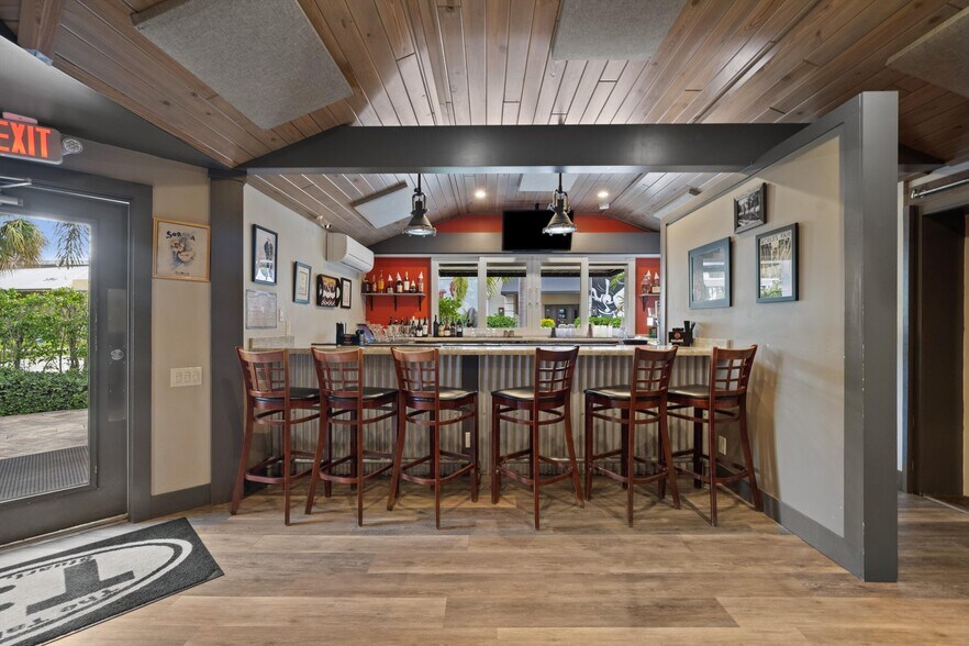 More Photos Of 514 NW Dixie Hwy, Stuart General Retail For Sale