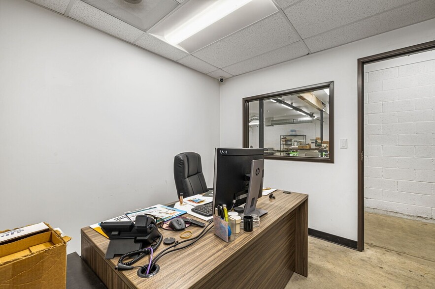 More Photos Of 560 S Williams Rd, Palm Springs Showroom For Sale