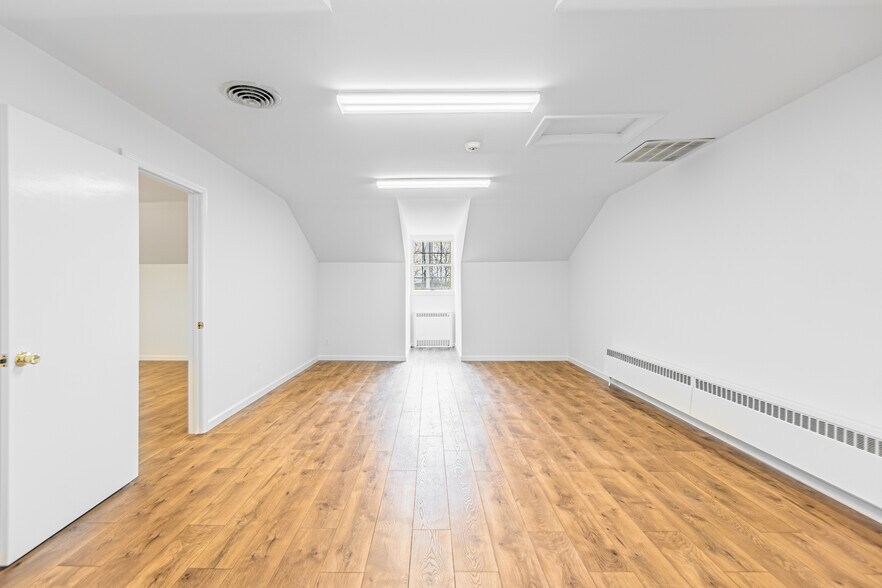 More Photos Of 2100 Oak Tree Rd, Edison Bank For Lease