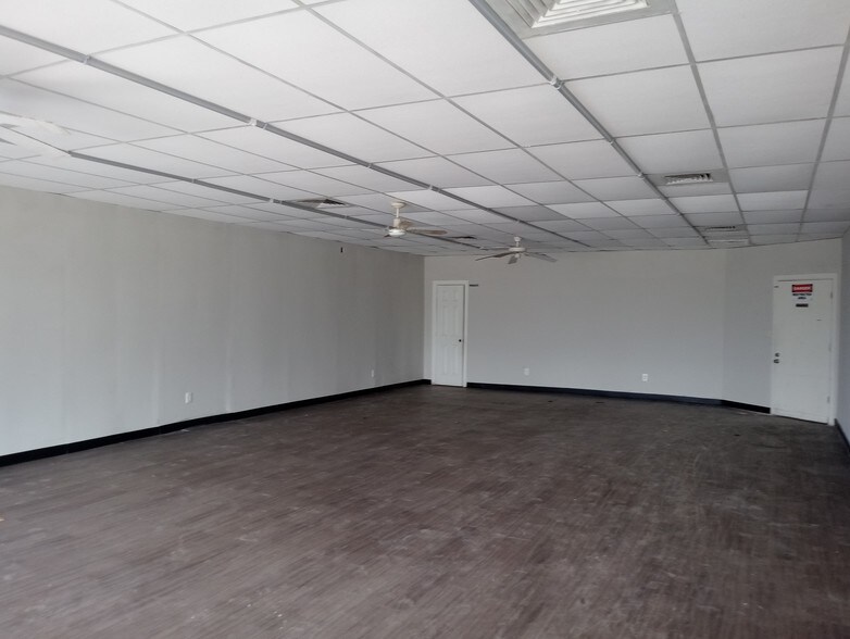 More Photos Of 1040 West Rd, Houston General Retail For Lease