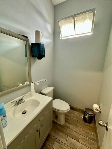 More Photos Of 414 W 9th St, Sanford Office For Sale