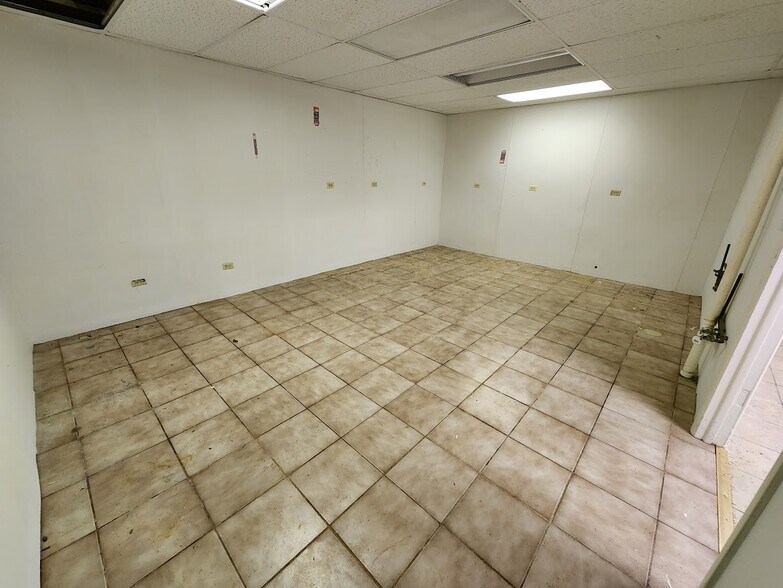 More Photos Of 1249 N Green St, McHenry Storefront For Lease