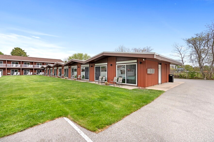 More Photos Of 612 N Lakeshore Dr, Ludington Hotel For Sale