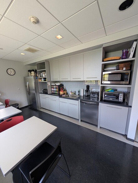 More Photos Of 1471 Iyannough Rd, Hyannis Office For Lease