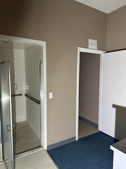 More Photos Of 821 NE 36th Terrace, Ocala Department Store For Lease