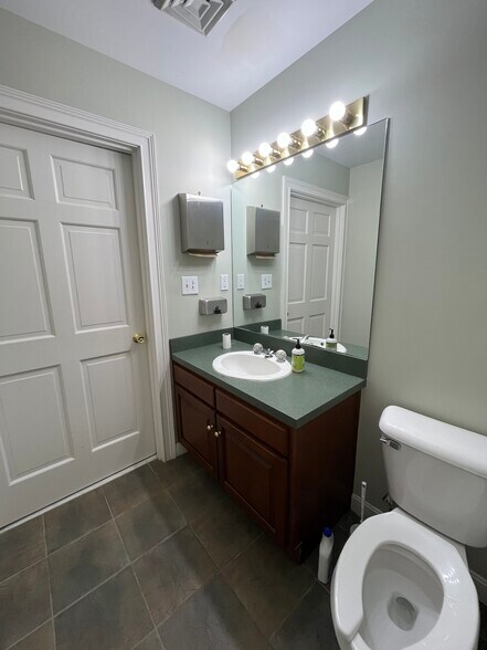 More Photos Of 6244 Old Lagrange Rd, Crestwood Warehouse For Lease