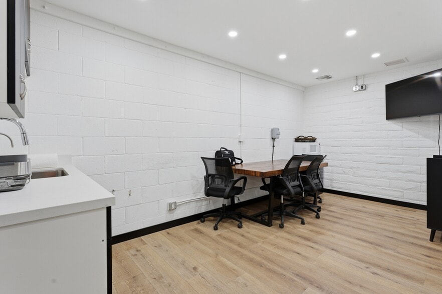 More Photos Of 18522 Gresham St, Northridge Warehouse For Sale