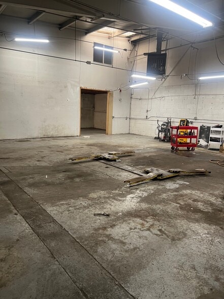 More Photos Of 2101 W Cornell Ave, Englewood Auto Repair For Lease
