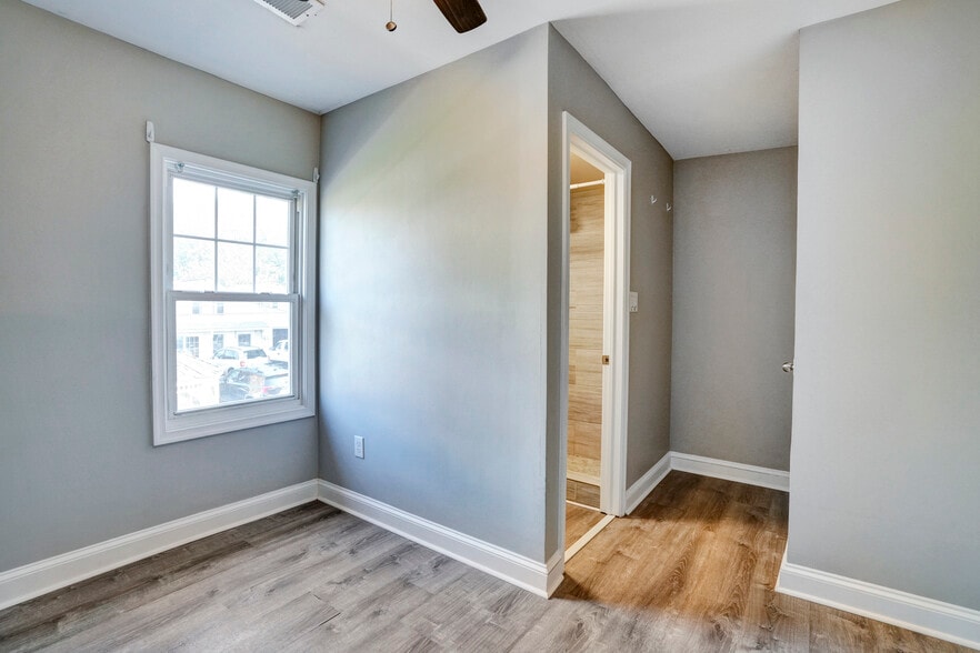 More Photos Of 36 Railroad St, Linfield Restaurant For Sale