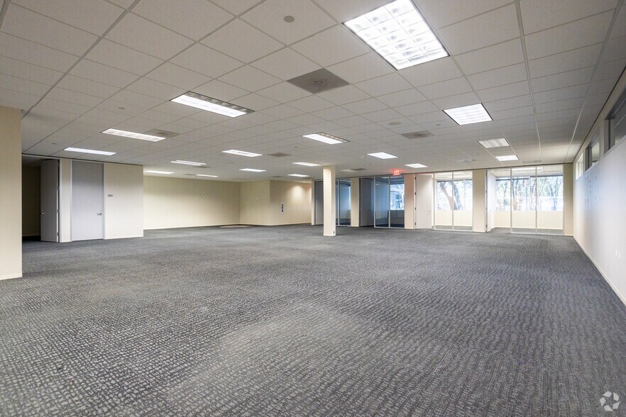 More Photos Of 1111-1113 Gillingham Ln, Sugar Land Distribution For Lease